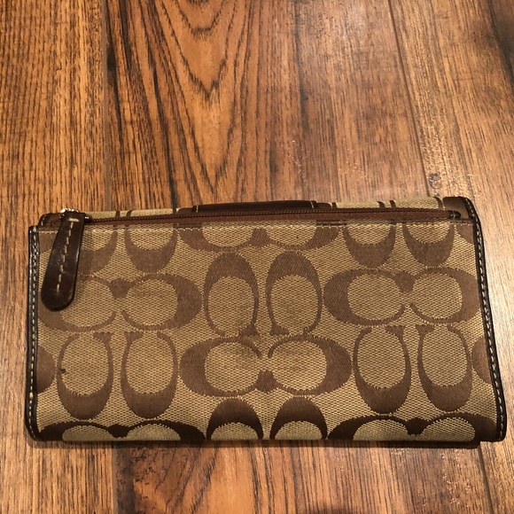 Signature Coach Wallet - Picture 2 of 4